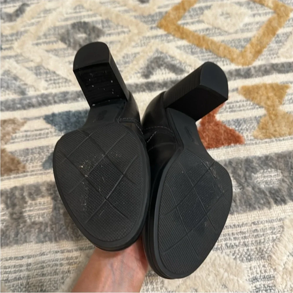 Clarks Bayla Glow Black Leather Ankle Bootie Block Heel